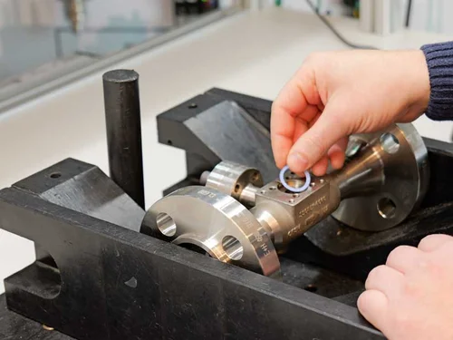The installation of the seal gets detected by MVTec MERLIC.