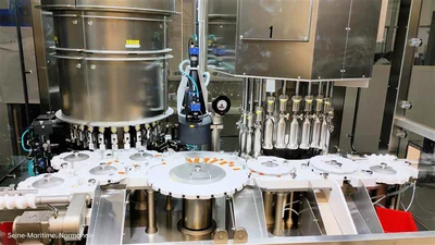 Aufbau der automatisierten Prüfanlage für Ampullen mit visueller Inspektion und integrierter Dichtigkeitsprüfung.