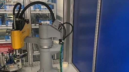 Vision-based assembly system with automatic connecting rod handling and eccentric press integration.