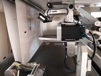 Inline inspection of foil packages checking labels, best-before dates, and barcodes using machine vision.