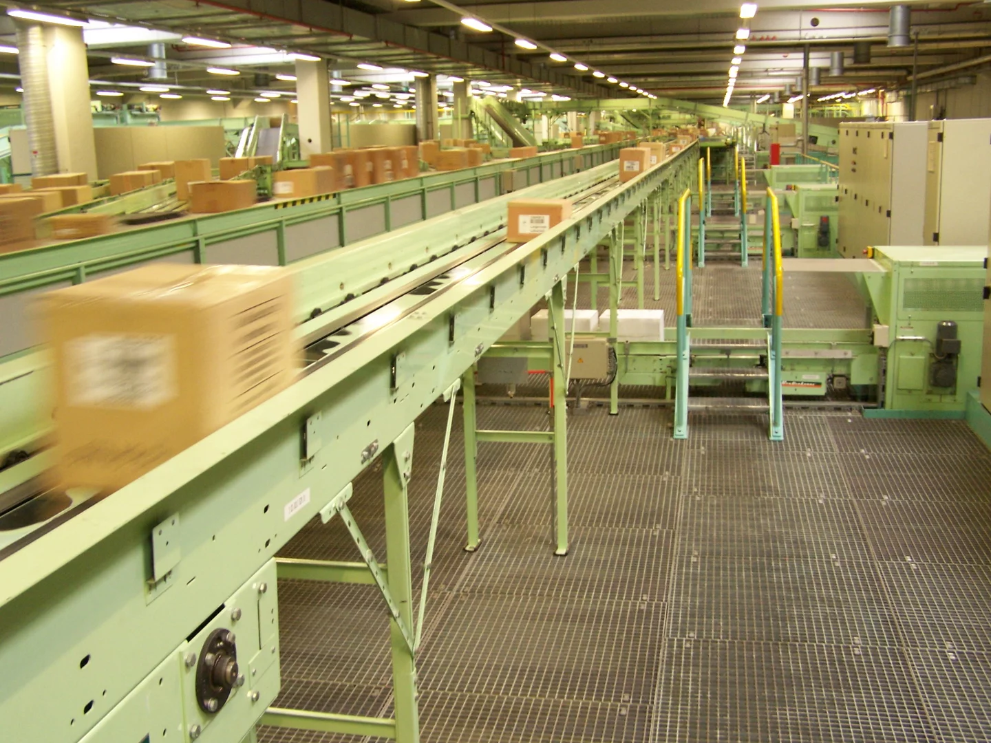 Conveyor belt system used to transport and track packages inside a logistics warehouse.