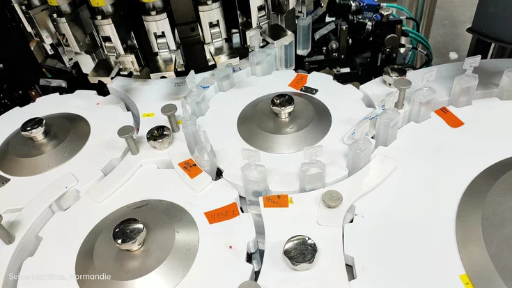 Automatisierte Transport- und Inspektionsstation für pharmazeutische Ampullen mit Machine-Vision-System von Aspen.