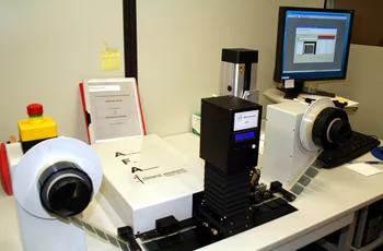 Labor setup for automated x-ray dosimeter film inspection using camera, densitometer, and PC-based image processing.
