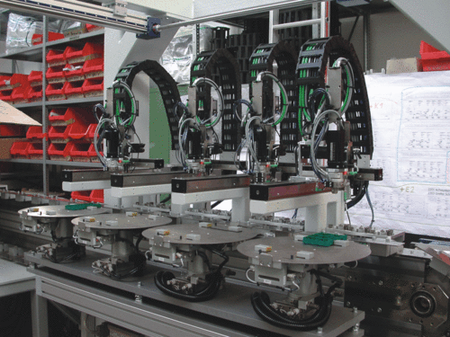 Multi-station robotic system used to pack boxes automatically in an industrial assembly line.
