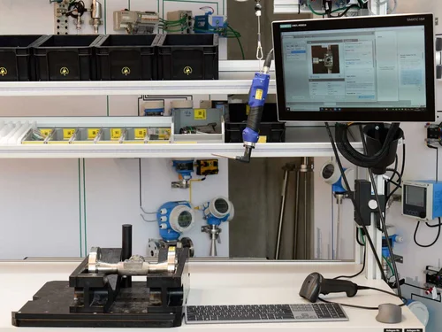 Manual assembly workstation from Endress+Hauser.