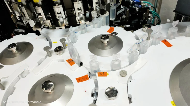 Automatisierte Transport- und Inspektionsstation für pharmazeutische Ampullen mit Machine-Vision-System von Aspen.