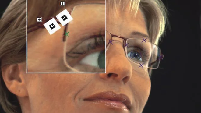 Projektion der von einer Kamera erkannten Pupillenkoordinaten auf das Bild einer zweiten Kamera zur exakten Bestimmung der Glasposition.