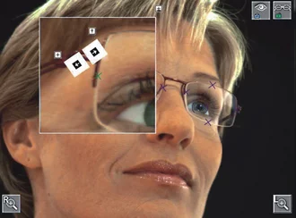 Projektion der von einer Kamera erkannten Pupillenkoordinaten auf das Bild einer zweiten Kamera zur exakten Bestimmung der Glasposition.