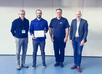 Gruppenfoto mit der Urkunde in der Hand