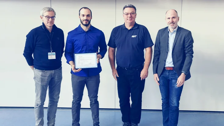 Gruppenfoto mit der Urkunde in der Hand