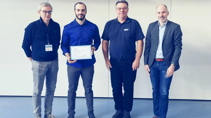 Gruppenfoto mit der Urkunde in der Hand