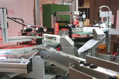 Rotating platens in the plastic molding inspection system for high-speed part handling and sorting.