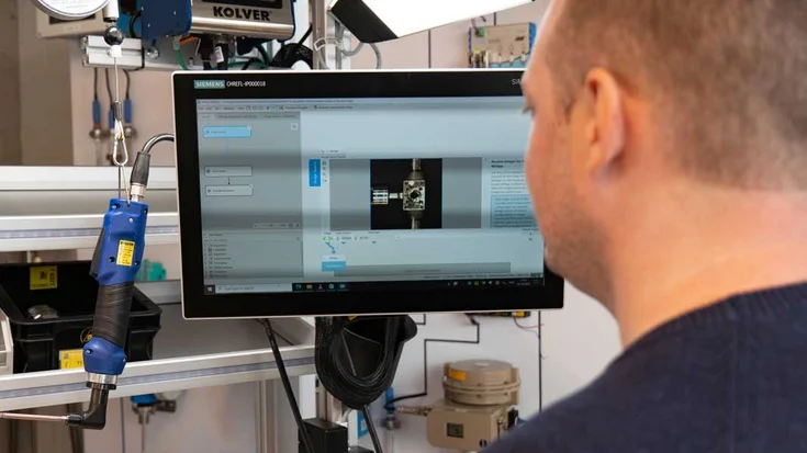 Screen at assembly work station with MVTec MERLIC.