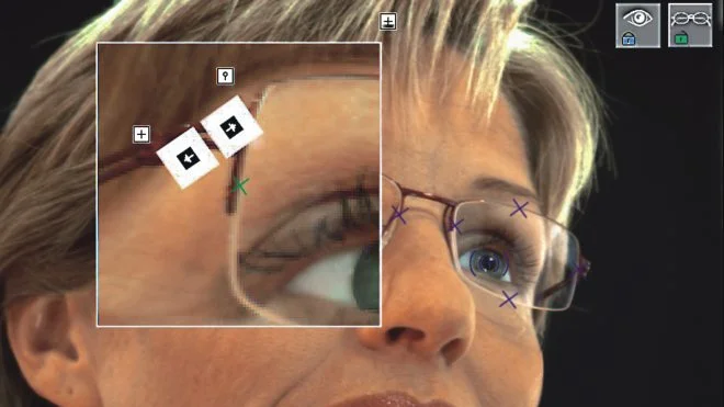 Projektion der von einer Kamera erkannten Pupillenkoordinaten auf das Bild einer zweiten Kamera zur exakten Bestimmung der Glasposition.