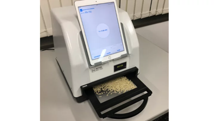 Automated inspection device using machine vision to analyze rice grains for quality assessment.